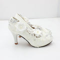 Scarpe da donna con tacco alto in pizzo bianco Valstrend, dettaglio di eleganti scarpe con punta e cinturino in pizzo bianco.