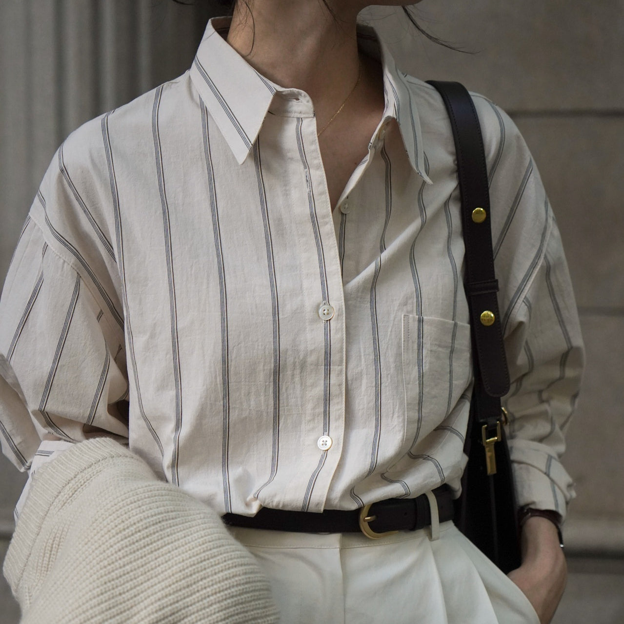 Camicia Valstrend a righe colorate con silhouette da pendolare, collo a polo e stile casual, vista frontale.