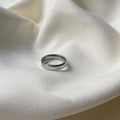 Anello femminile minimalista e versatile in acciaio titanio, con design elegante e semplice, di Valstrend Shop.