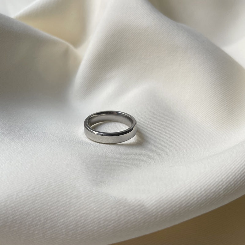 Anello femminile minimalista e versatile in acciaio titanio, con design elegante e semplice, di Valstrend Shop.