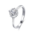 Anello classico in argento S925 con micro-inserto di diamanti, elegante e raffinato, perfetto come gioiello da donna.