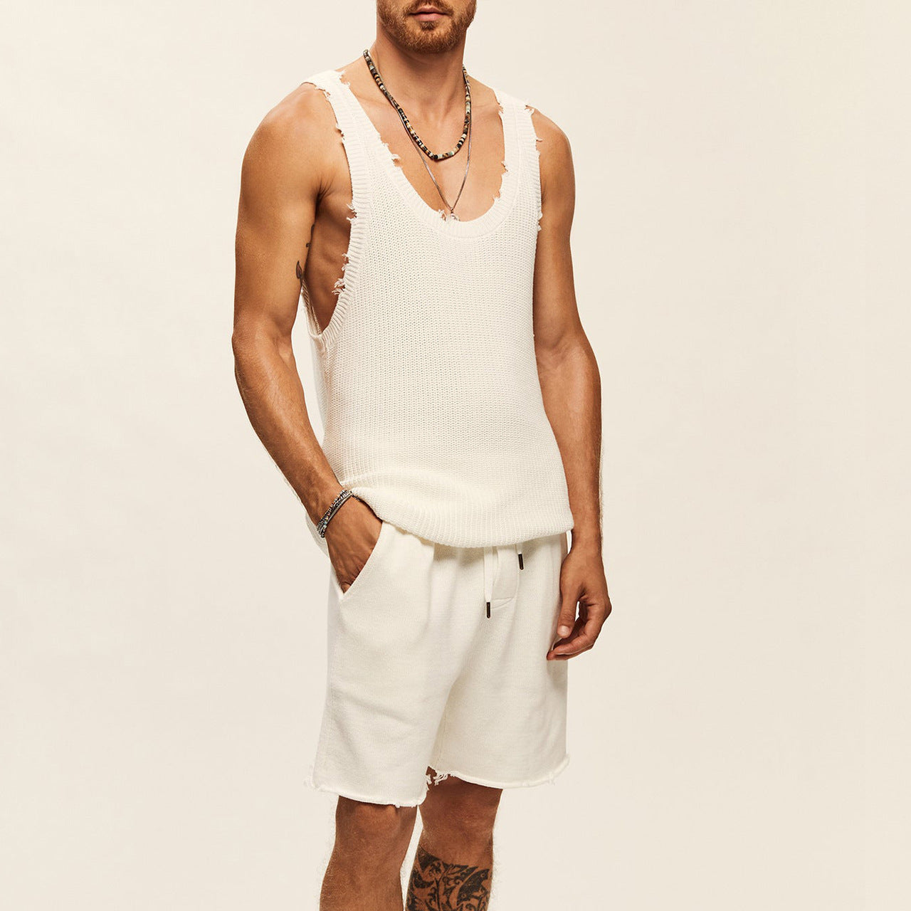 Maglietta senza maniche in maglia da uomo con pantaloncini coordinati, stile due pezzi, marca Valstrend Shop, vista frontale.