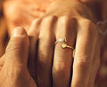 Anello con lettere dell'alfabeto inglese, placcato oro, semplice e elegante, di marca Valstrend shop.