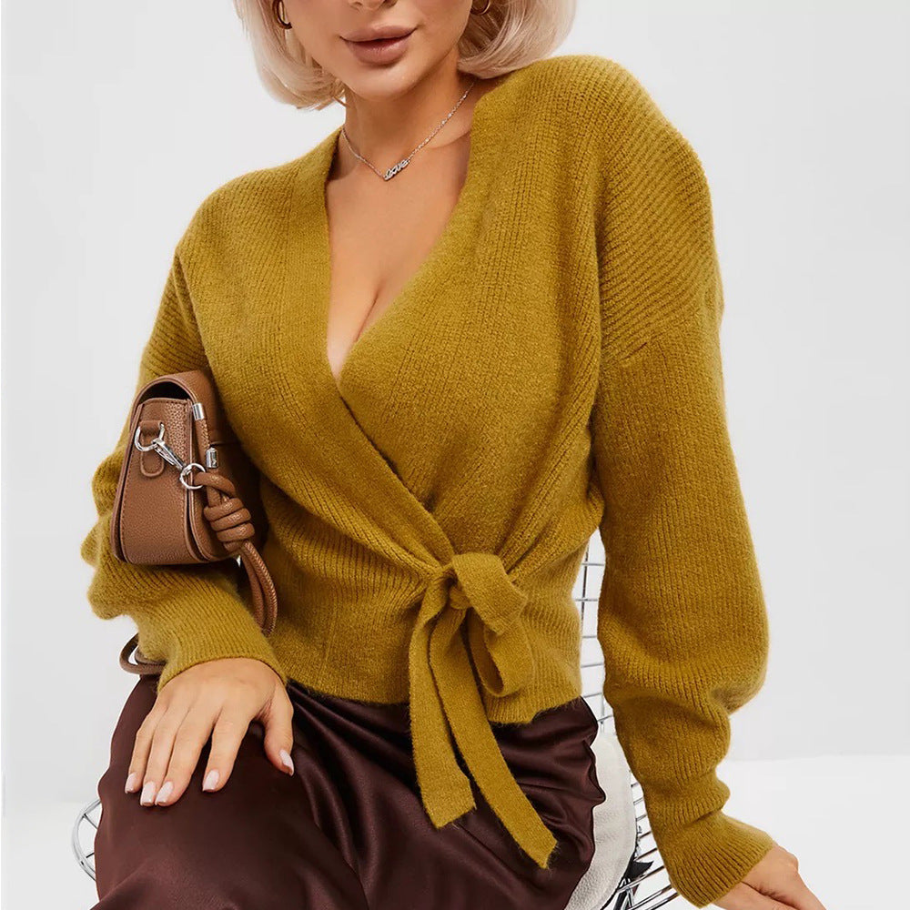 Maglione donna a V con apertura lacci, maglia lavorata, stile cappotto Valstrend, look casual e caldo.