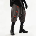 Pantaloni vintage larghi con spalline oversize e stile retrò, indossati con camicia bianca, in un’immagine di moda casual.