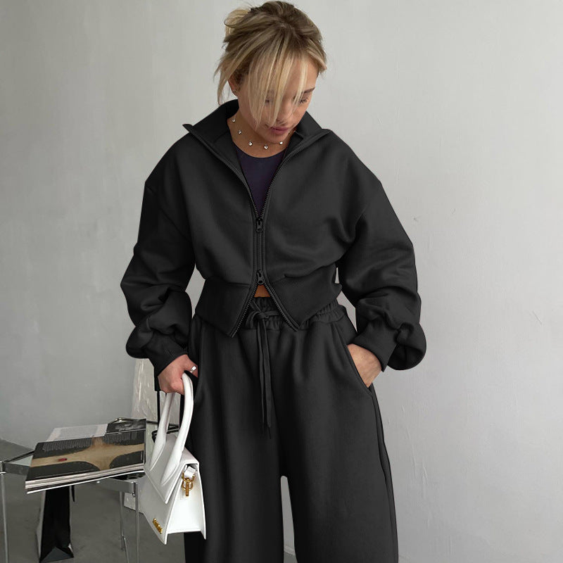 Completo sportivo casual Valstrend con giacca doppio zip e jogger, set due pezzi in tessuto morbido e comodo.
