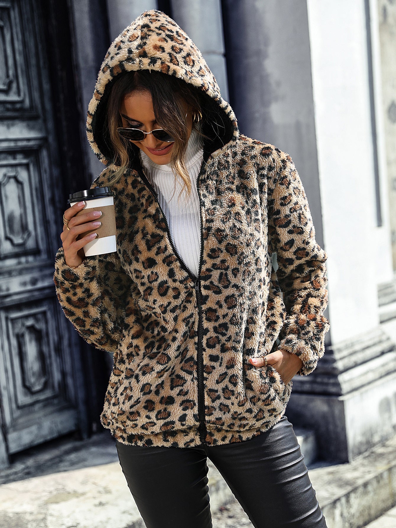 Giacca casual da donna Valstrend con cappuccio, maniche lunghe, stampa leopardo, velluto doppio lato, vestibilità ampia.