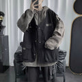 Giacca casual da uomo Valstrend, stile ins fashion, in tessuto leggero con cappuccio e tasche frontali, vista frontale.