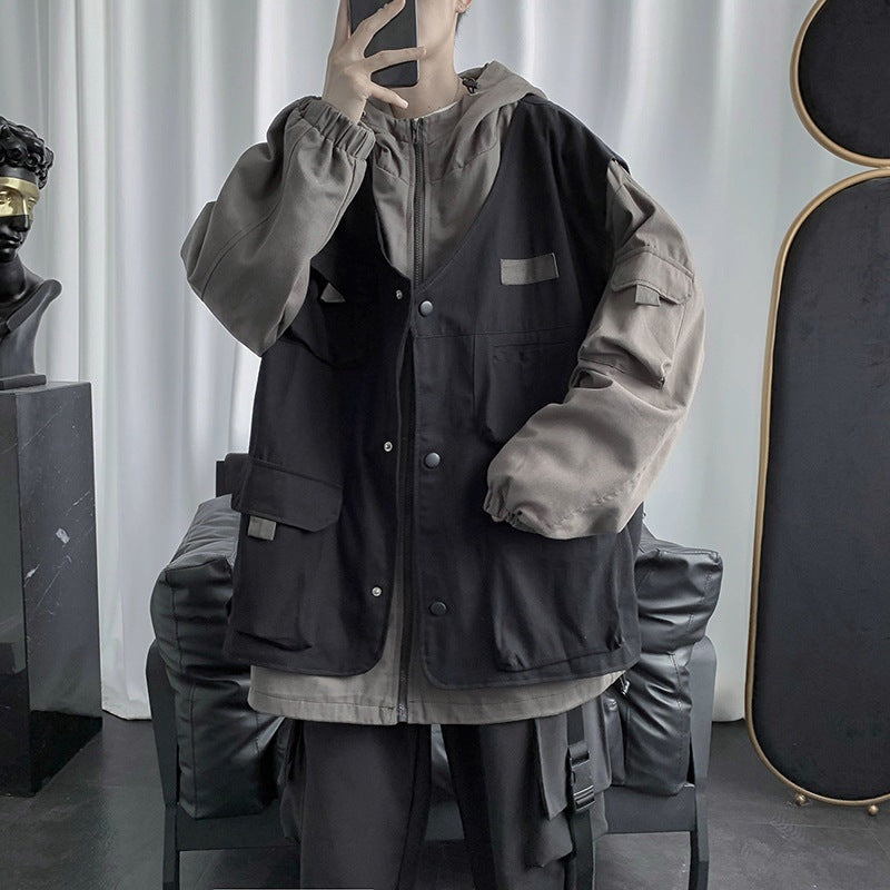 Giacca casual da uomo Valstrend, stile ins fashion, in tessuto leggero con cappuccio e tasche frontali, vista frontale.