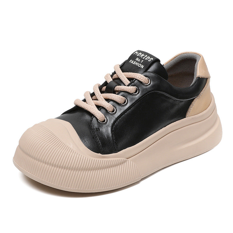 Scarpe sportive casual in pelle Valstrend con suola piatta, tacco a biscotto rotondo e lacci, stile business e casual.