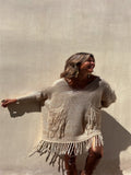 Maglione femminile in maglia morbida con nappe e vestibilità ampia, marca Valstrend shop, dettaglio tessuto e stile casual.
