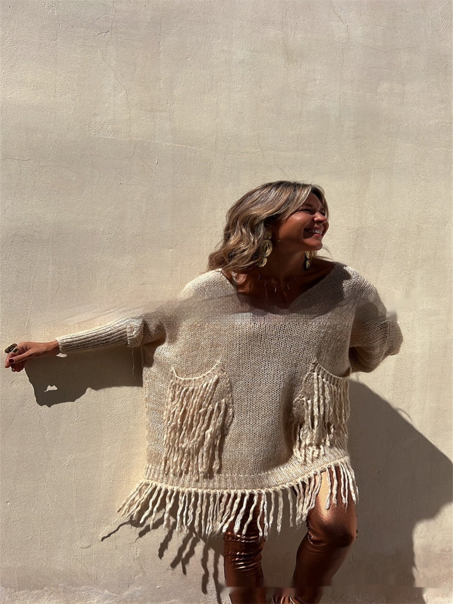 Maglione femminile in maglia morbida con nappe e vestibilità ampia, marca Valstrend shop, dettaglio tessuto e stile casual.