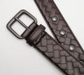 Cintura in pelle bovina con fibbia a ago in rame vintage, stile classico e robusto, design elegante e dettagli artigianali.