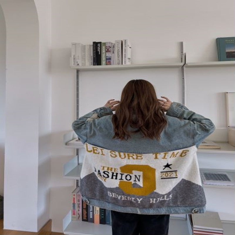 Giacca donna in jeans Valstrend con design patchwork, maglia a V, vestibilità ampia e stile casual.