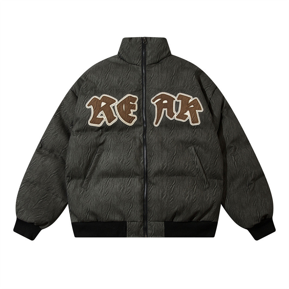 Cappotto in pelle da uomo Valstrend con applicazioni di lettere ricamate, stile moderno e dettagli eleganti.