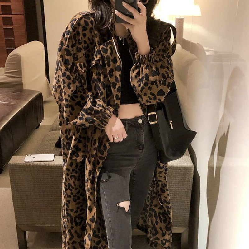 Cappotto trench donna a metà lunghezza con stampa leopardo Valstrend, dettaglio tessuto e cintura in vita