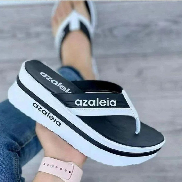 Ciabatte donna estive Valstrend, platforma solida colorata, casual e comoda, con dettaglio di suola antiscivolo, in primo piano.