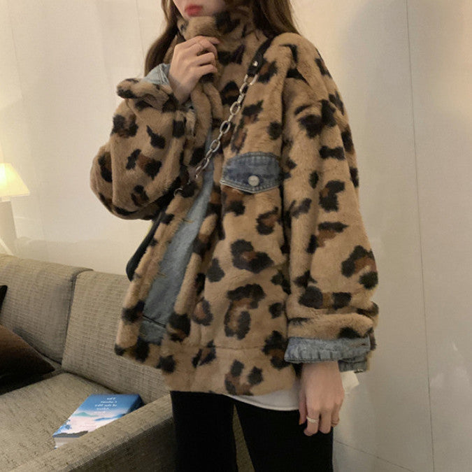 Cappotto doppio fronte in lana di agnello e denim in cotone Valstrend, inverno caldo e elegante, vista frontale.