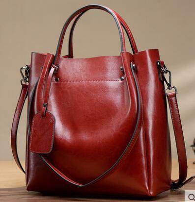 Borsa donna Valstrend in pelle bovina lucida colorata, design semplice e portatile, con dettagli in stile moda femminile.