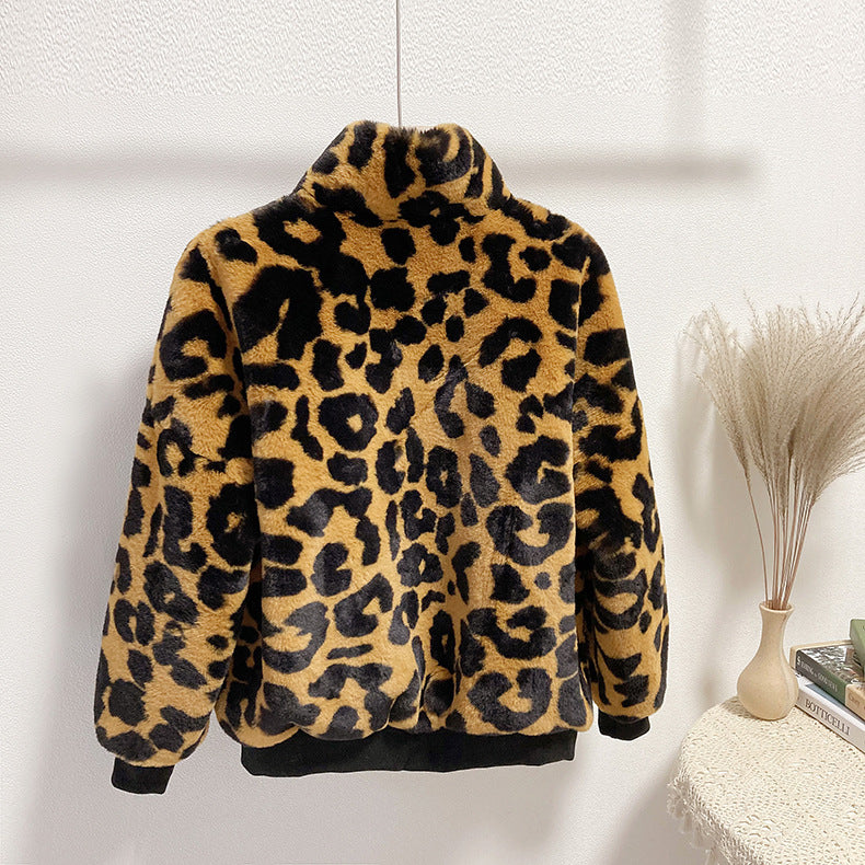 Maglione corto in pelliccia artificiale verde invernale con stampa leopardo, donna, marchio Valstrend shop.