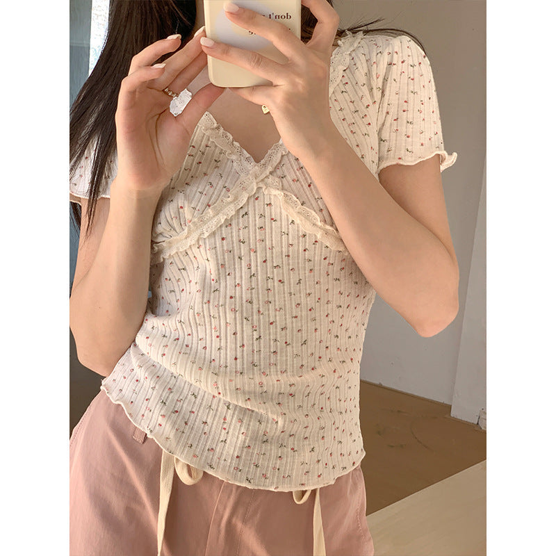 Maglietta donna Valstrend in pizzo con scollo a V e maniche corte, top crop slim-fit, dettaglio elegante e femminile