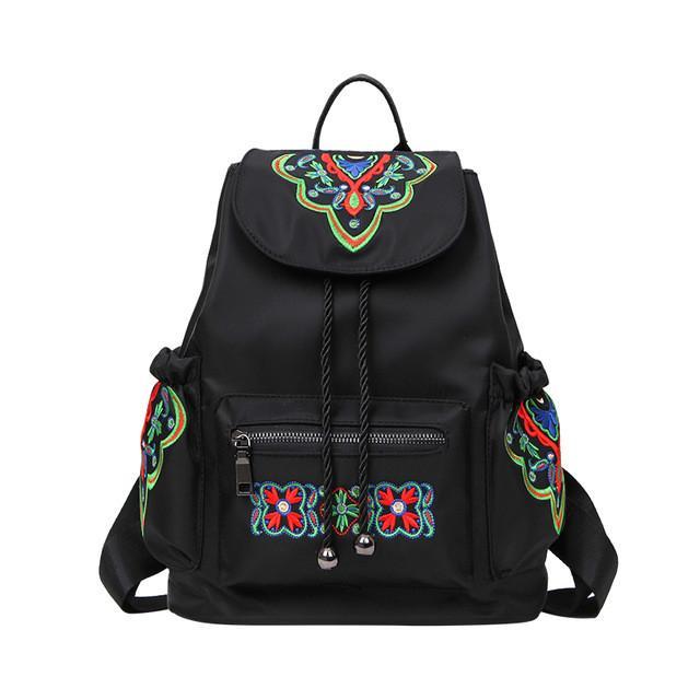Zainetto da donna etnico ricamato Valstrend, stile tradizionale con dettagli colorati e design elegante e pratico.