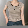 T-shirt slim fit a righe marroni con tre bottoni, maniche corte e stile casual, marca Valstrend shop.
