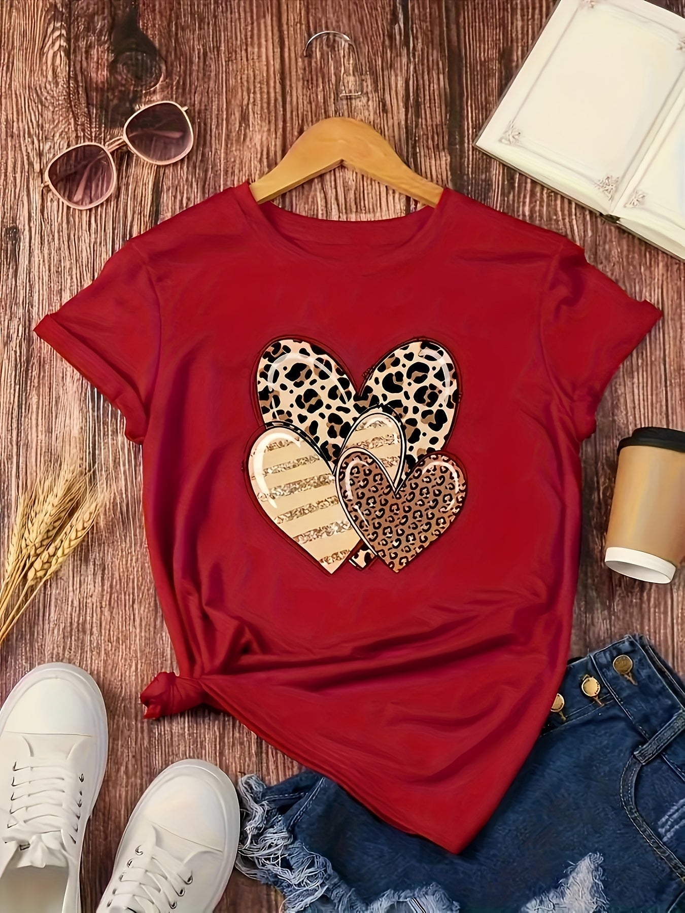 T-shirt donna Valstrend con scollo rotondo, maniche corte, stampa leopardata a cuore e tessuto elasticizzato.
