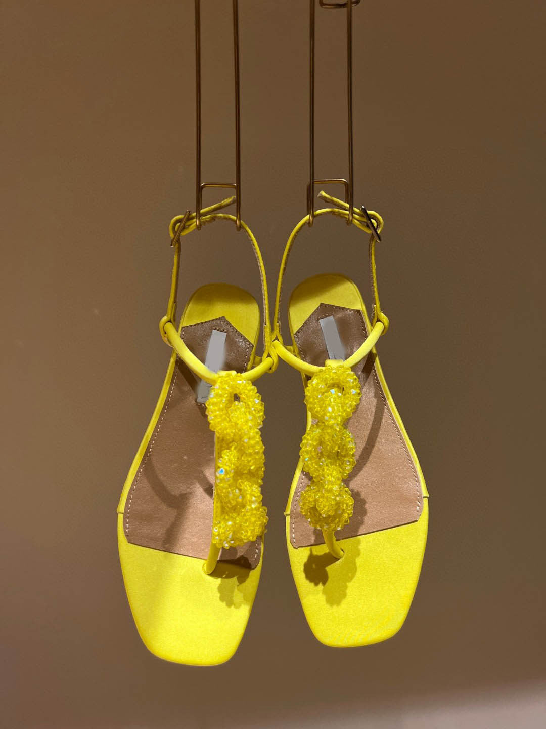 Sandali flat con stringhe e perline di cristallo da donna Valstrend shop, con dettagli eleganti e cinturino sottile.