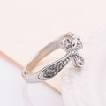 Anello da donna in oro bianco di Valstrend, gioiello elegante e alla moda, con design creativo e raffinato per impegno o regalo.