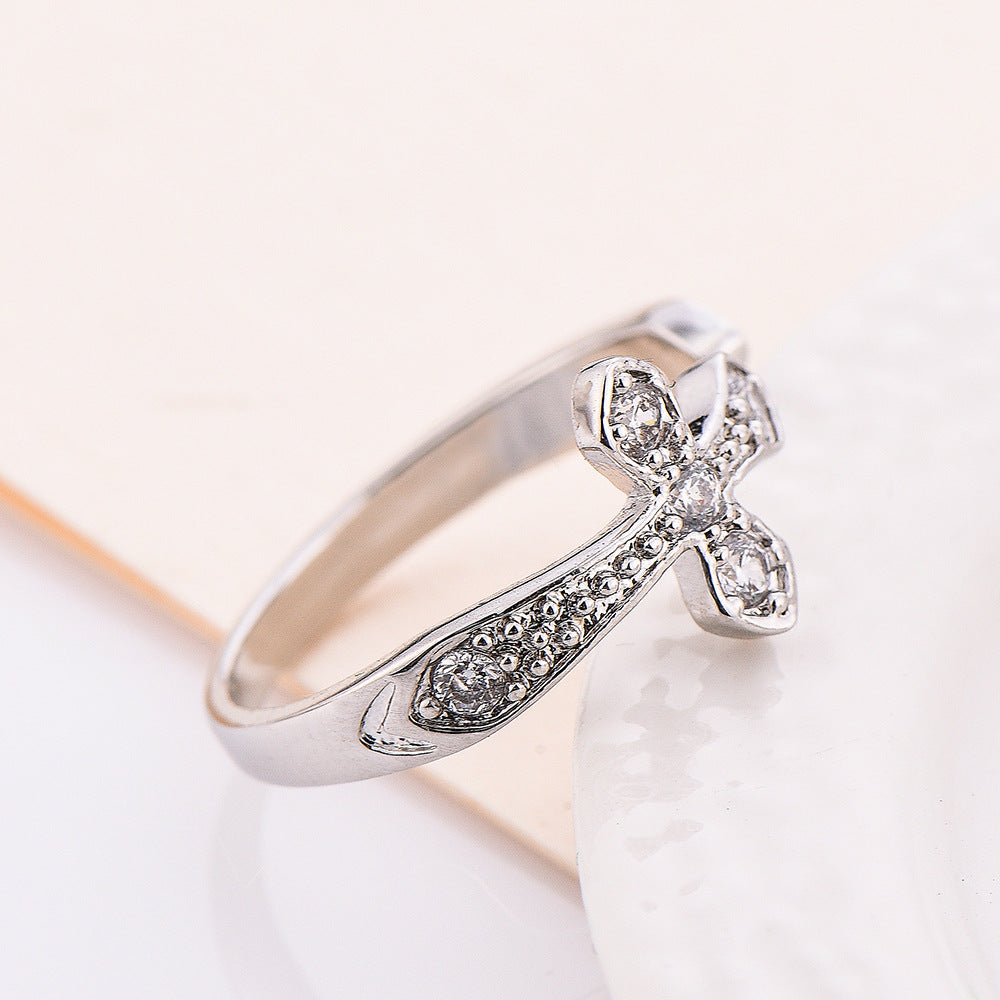 Anello da donna in oro bianco di Valstrend, gioiello elegante e alla moda, con design creativo e raffinato per impegno o regalo.