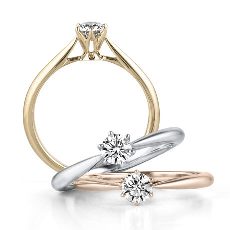 Anello da sposa in oro rosa con diamanti simulati e incastonature di diamanti, design elegante e femminile.