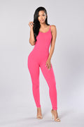 Insieme jumpsuit skinny senza schiena di moda Valstrend, con design sexy e aperto sul retro, indossato da una donna.