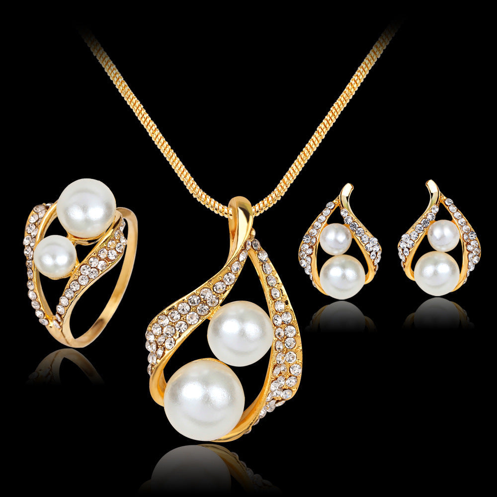 Set di gioielli Valstrend con orecchini, collana e anelli con perle, eleganti e raffinati, su sfondo neutro.