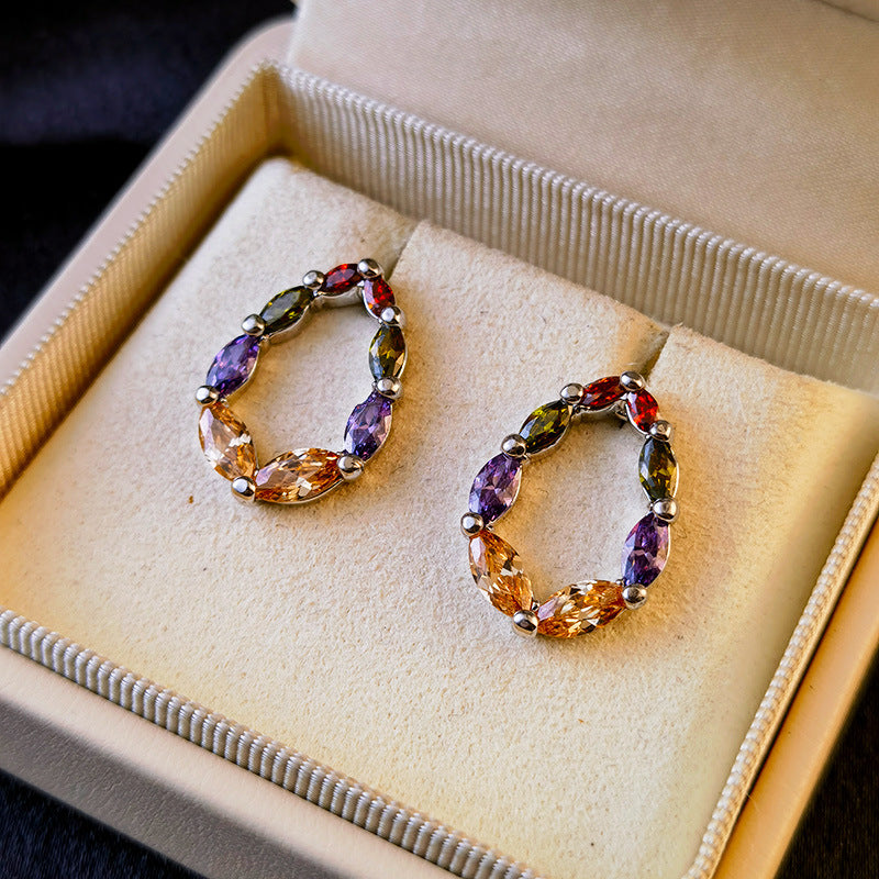 Orecchini ovali colorati con zirconia per donna, stile fashion e vistoso, progettati da Valstrend Shop.