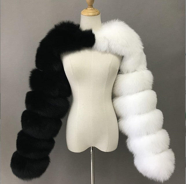Cappotto corto in pelliccia artificiale femminile Valstrend, tessuto morbido e caldo, in stile moderno e elegante.