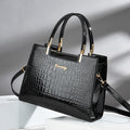 Borsa a spalla femminile in pelle patentata Valstrend, elegante con dettagli lucidi e tracolla regolabile.