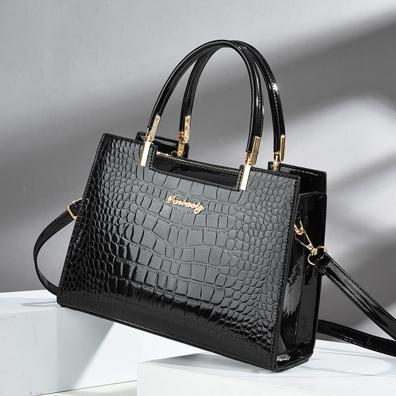 Borsa a spalla femminile in pelle patentata Valstrend, elegante con dettagli lucidi e tracolla regolabile.