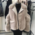 Cappotto femminile in pelliccia Haining Fur di Valstrend, con collo alto e dettagli eleganti, indossato da una donna.