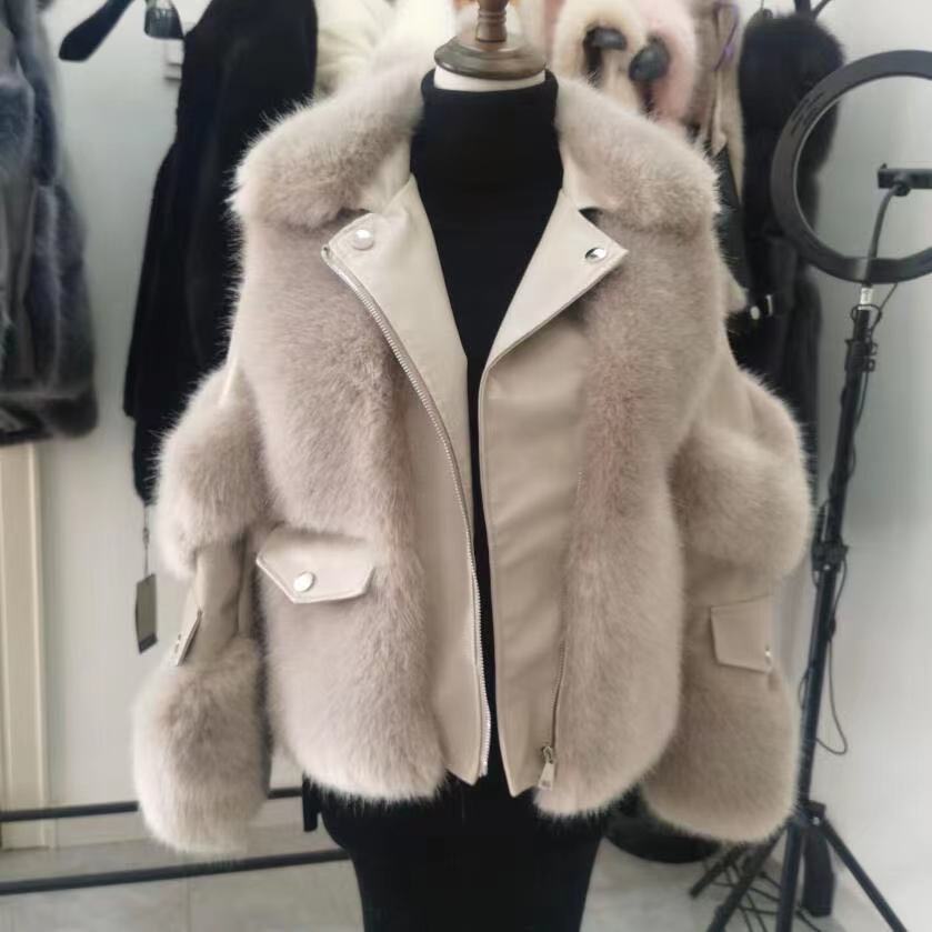 Cappotto femminile in pelliccia Haining Fur di Valstrend, con collo alto e dettagli eleganti, indossato da una donna.
