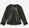 Giacca corta in pelle con volant e collo rotondo, stile cropped, di Valstrend shop, visibile con dettagli di design elegante.