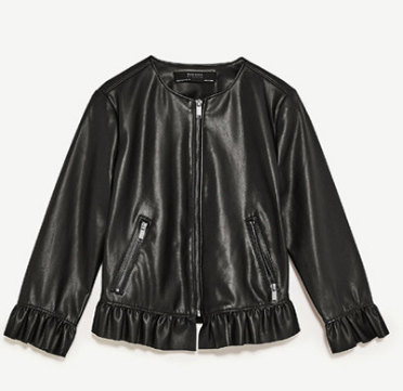 Giacca corta in pelle con volant e collo rotondo, stile cropped, di Valstrend shop, visibile con dettagli di design elegante.