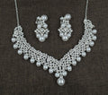 Collana di perle bianche con diamanti, set da sposa con orecchini e accessori per capelli, elegante e raffinato.