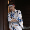 Kimono giapponese da uomo, spesso e senza pieghe, in tessuto resistente, in colori tradizionali, indossato da uomo.