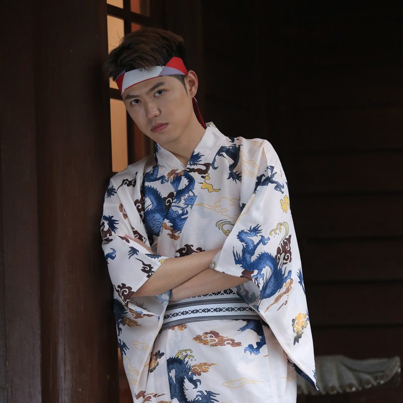 Kimono giapponese da uomo, spesso e senza pieghe, in tessuto resistente, in colori tradizionali, indossato da uomo.