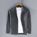 Maglione cappotto personalizzato da uomo Valstrend shop, stile elegante con dettagli su collo e maniche, in tessuto caldo e di qualità.