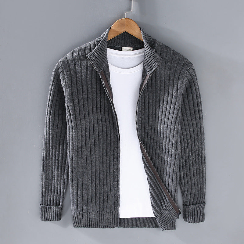 Maglione cappotto personalizzato da uomo Valstrend shop, stile elegante con dettagli su collo e maniche, in tessuto caldo e di qualità.