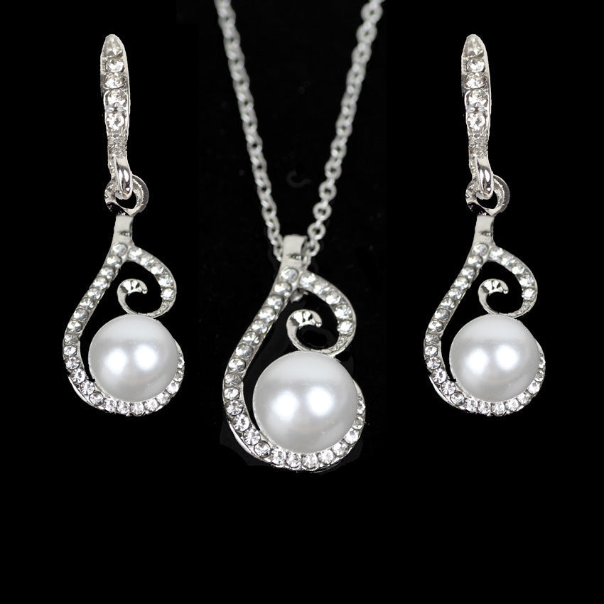 Set di gioielli da sposa con collana e orecchini con pietre scintillanti, perle e diamanti, stile elegante per feste in Europa.