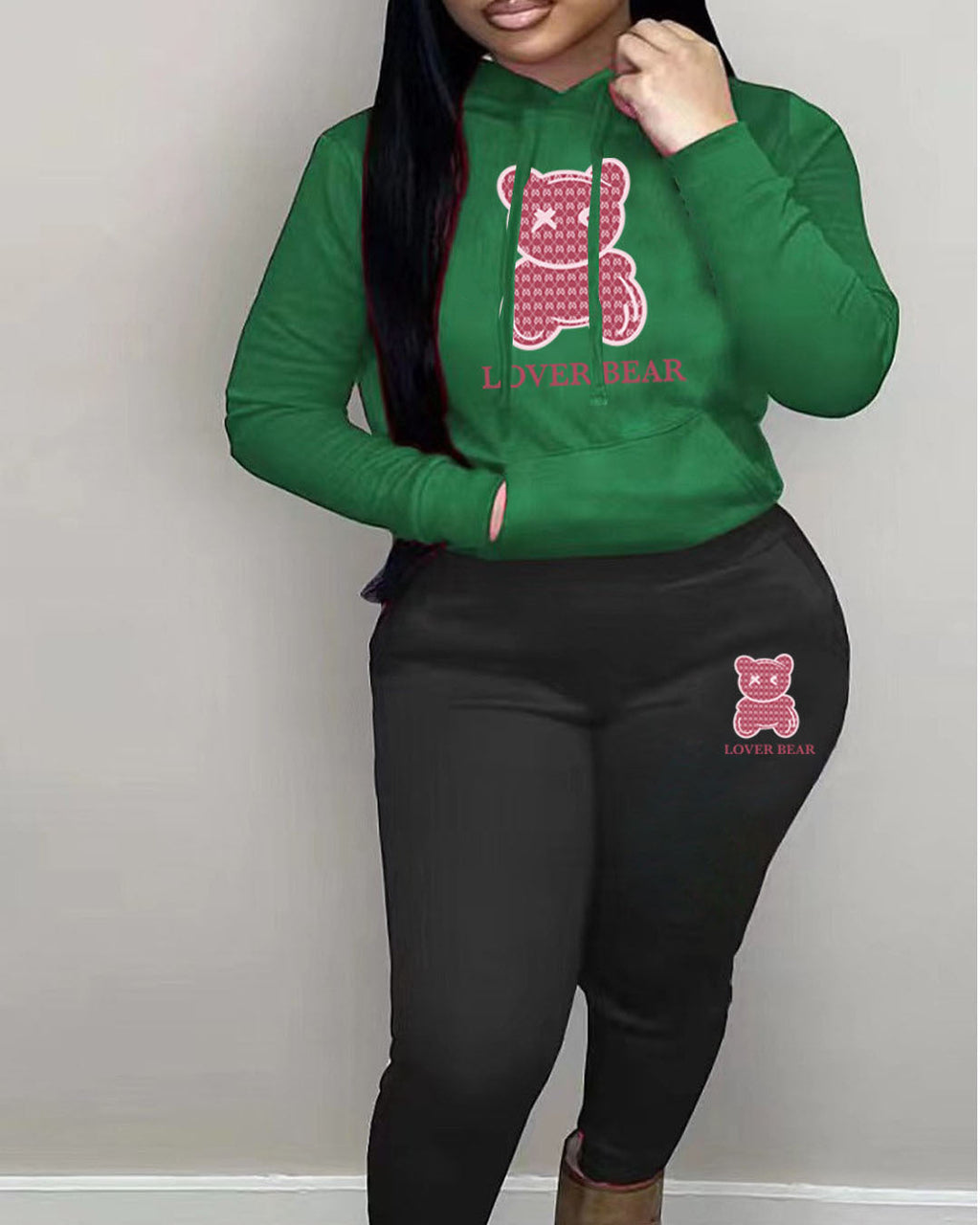Completo da donna Valstrend: felpa con cappuccio e pantaloni sportivi coordinati, stile casual e confortevole per il tempo libero.
