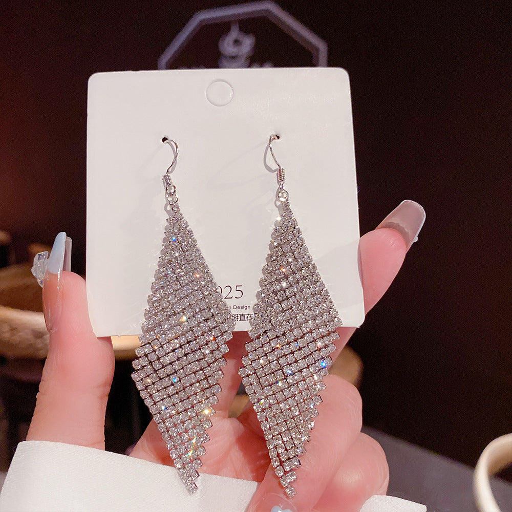 Orecchini eleganti in argento sterling con perle di lusso, design sottile e raffinato, per uno stile sofisticato e femminile.